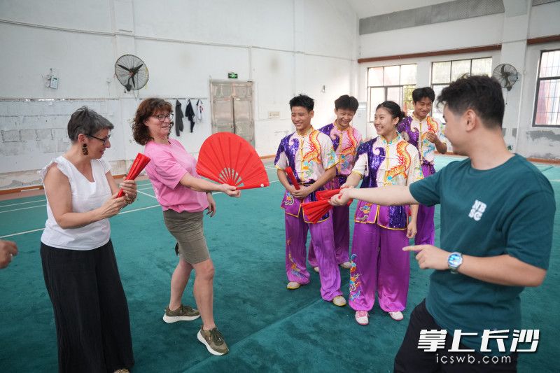 来自法国圣皮埃尔学校的嘉宾与麓山武术队师生交流,现场学习开扇等中国武术里的动作。 来自法国圣皮埃尔学校的嘉宾与麓山武术队师生交流,现场学习开扇等中国武术里的动作。