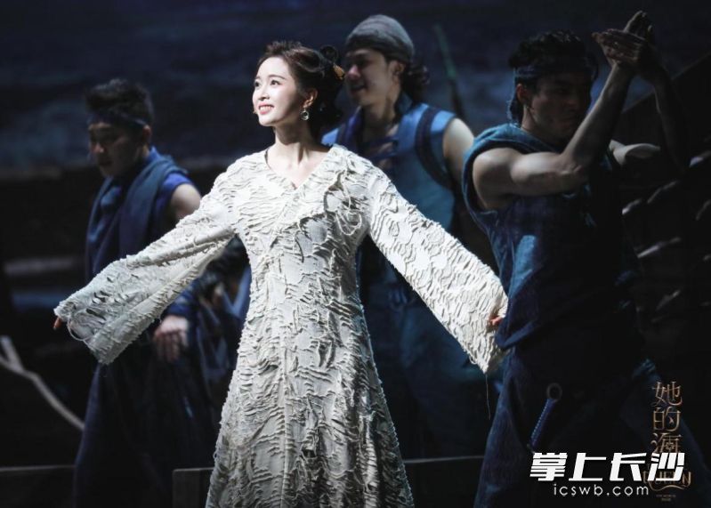 10月16日至17日，由吴宣仪、刘浩冉领衔主演的原创音乐剧《她的海》将在长沙梅溪湖国际文化艺术中心大剧院连演两场。均为 通讯员 尹栎晴 供图