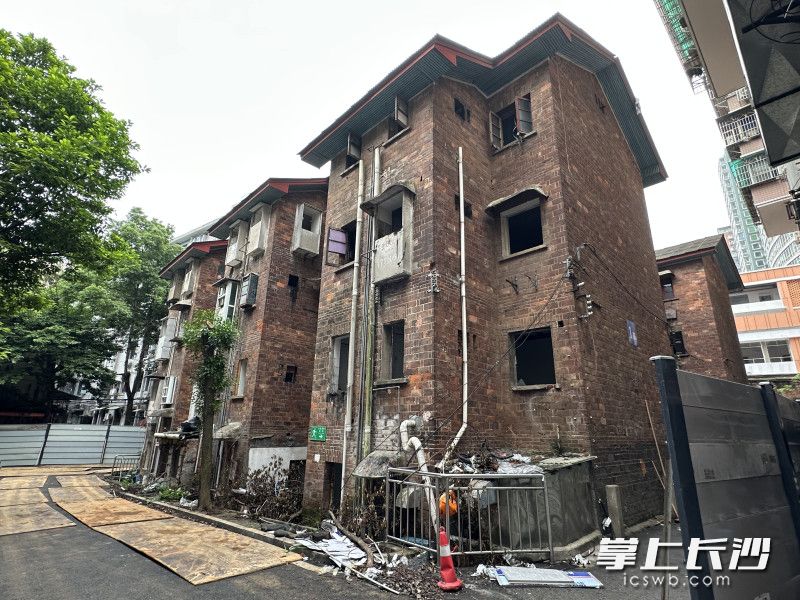 重建前的原长沙橡胶制品厂宿舍1号栋。资料图片