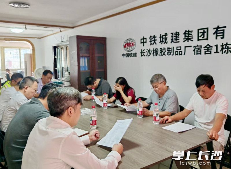 半年间，业主代表持续上门走访、组织座谈，一点点化解分歧，终于凝聚起45户居民的统一意见。