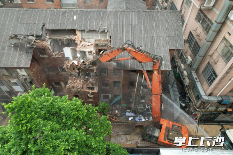 危房拆除现场。 除资料图片外均为全媒体记者 周游 通讯员 高兴 摄影报道