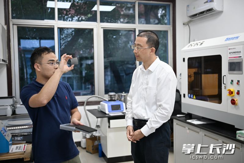 在湖南大学氢能及动力研究中心了解技术攻关、平台建设等情况。