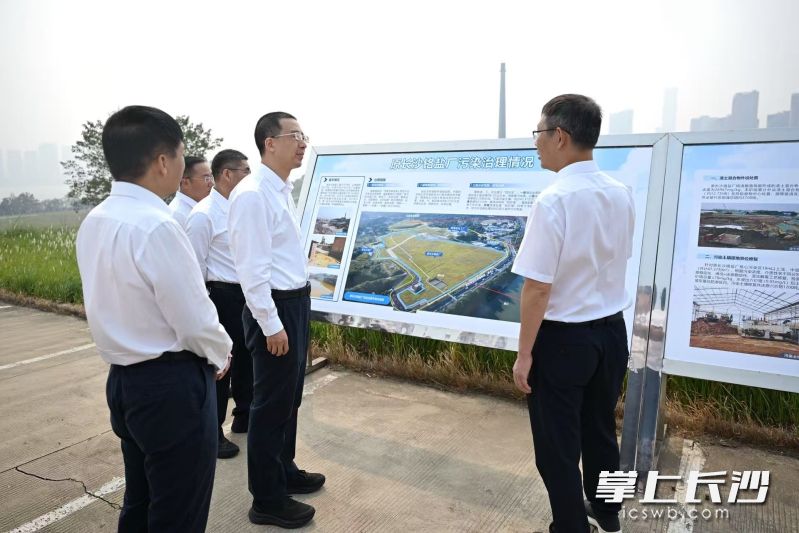 在原长沙铬盐厂督导检查重金属污染治理修复和长效管控情况。均为湘江早报全媒体记者 张圣贺 摄