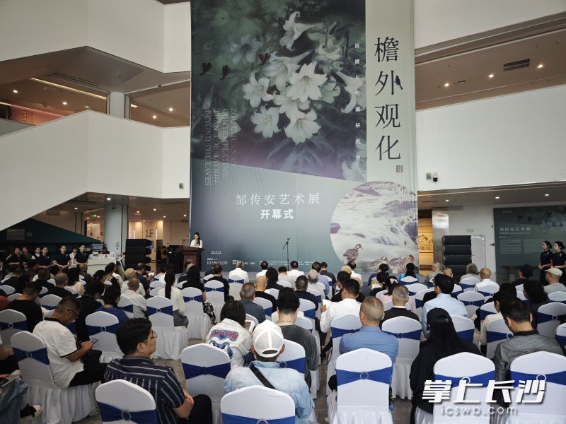 10月14日,“捐赠与收藏研究展·檐外观化——邹传安艺术展”在湖南美术馆开幕。均为 湘江早报全媒体记者 杨文妤 摄 10月14日,“捐赠与收藏研究展·檐外观化——邹传安艺术展”在湖南美术馆开幕。均为 湘江早报全媒体记者 杨文妤 摄