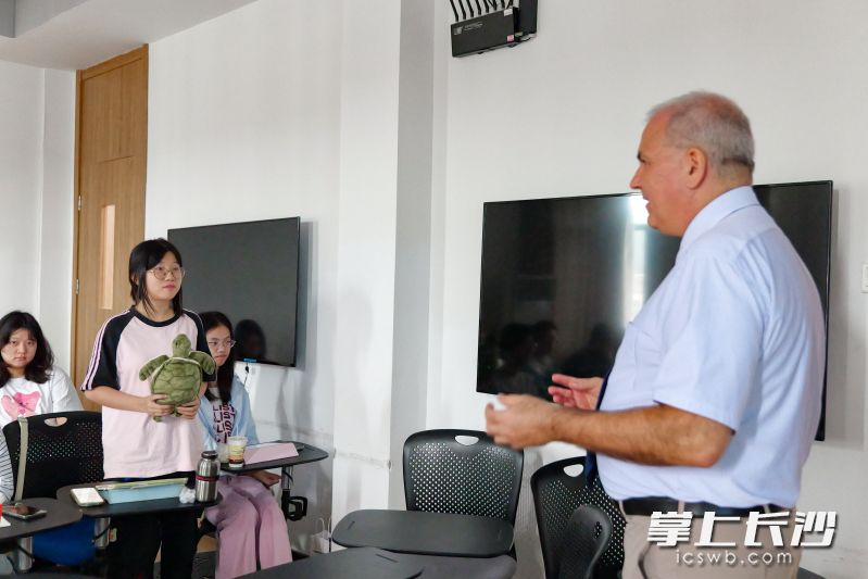 欧乐·德林在课堂上与学生互动。 欧乐·德林在课堂上与学生互动。