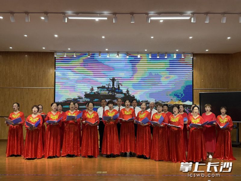 社区文艺骨干们的演出博得阵阵掌声。均为全媒体记者 周游 摄 社区文艺骨干们的演出博得阵阵掌声。均为全媒体记者 周游 摄