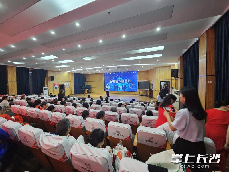 现场还开展了反电信诈骗宣传。 现场还开展了反电信诈骗宣传。