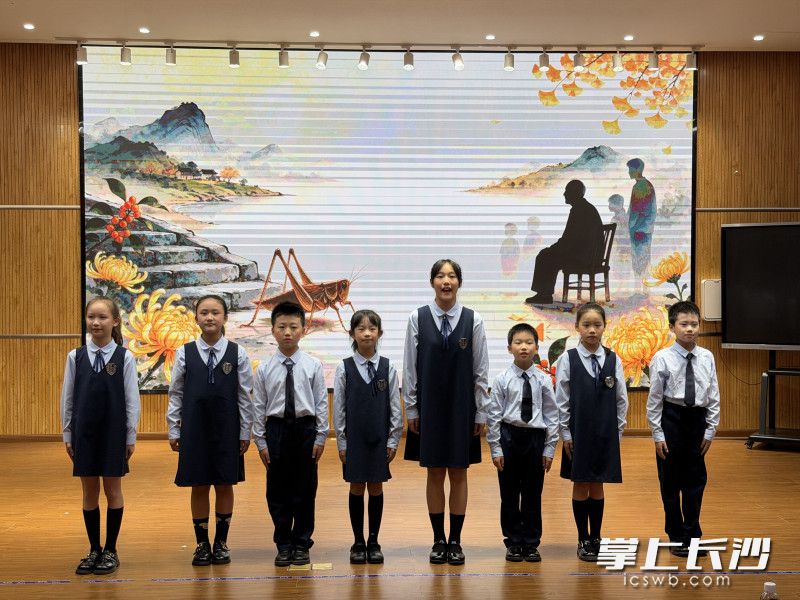 活动现场,王家冲小学师生与社区文艺骨干、党员、志愿者同台献艺,把孝老敬亲美德与家国情怀融入节目展演。 活动现场,王家冲小学师生与社区文艺骨干、党员、志愿者同台献艺,把孝老敬亲美德与家国情怀融入节目展演。