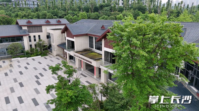 尖山灵析已完成全国200多所学校的服务部署,累积服务数十万人。 尖山灵析已完成全国200多所学校的服务部署,累积服务数十万人。