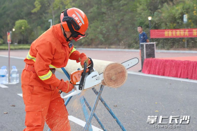 湖南湘江新区专业森林消防应急救援队队员实战经验丰富,在比试中表现亮眼。 湖南湘江新区专业森林消防应急救援队队员实战经验丰富,在比试中表现亮眼。