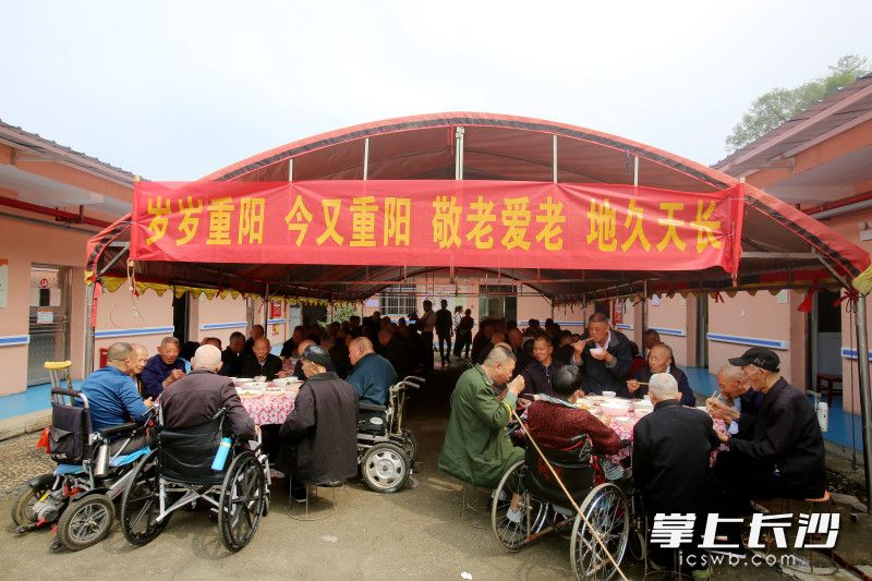 节日宴席现场溢满温馨。 节日宴席现场溢满温馨。