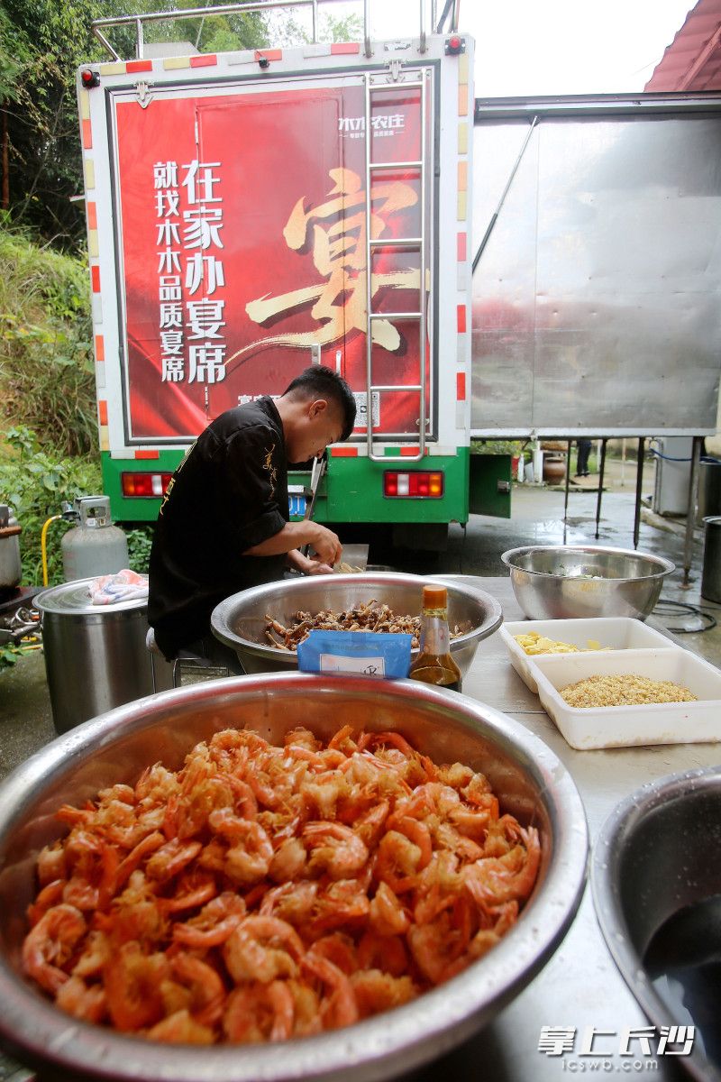 移动厨房开进了敬老院。 移动厨房开进了敬老院。
