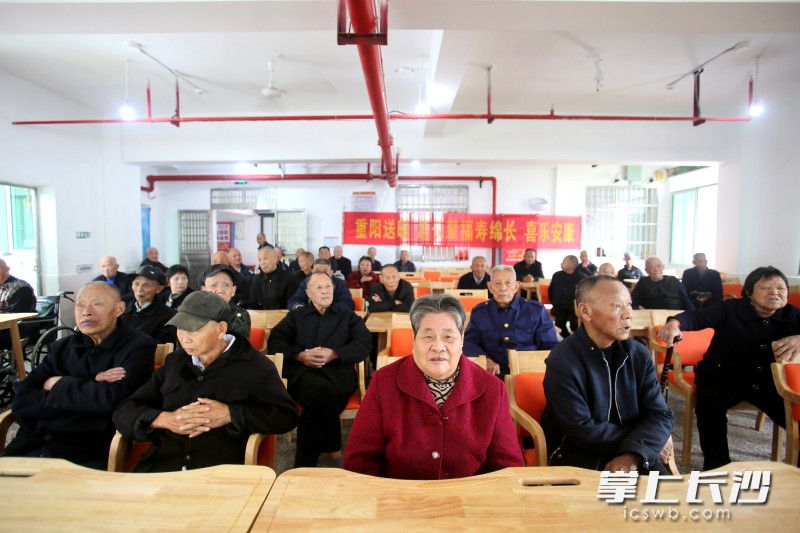 老人们看戏看得津津有味。 老人们看戏看得津津有味。