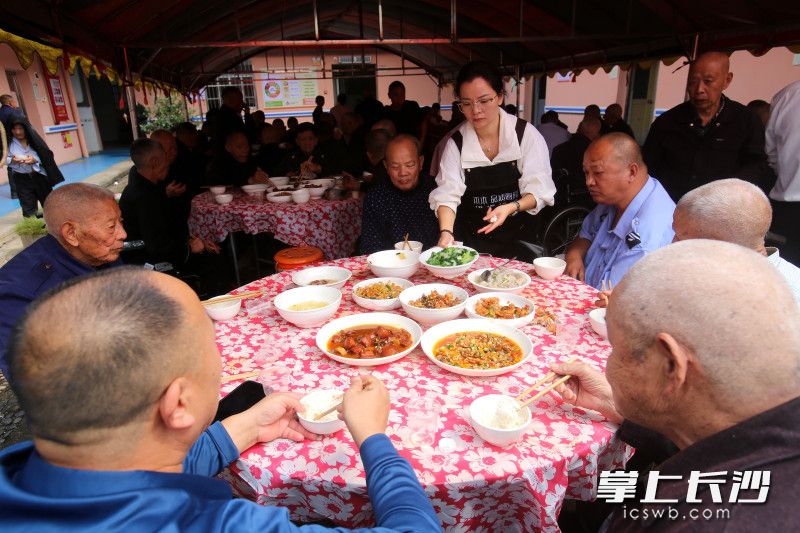 美味菜肴摆上了桌。 美味菜肴摆上了桌。