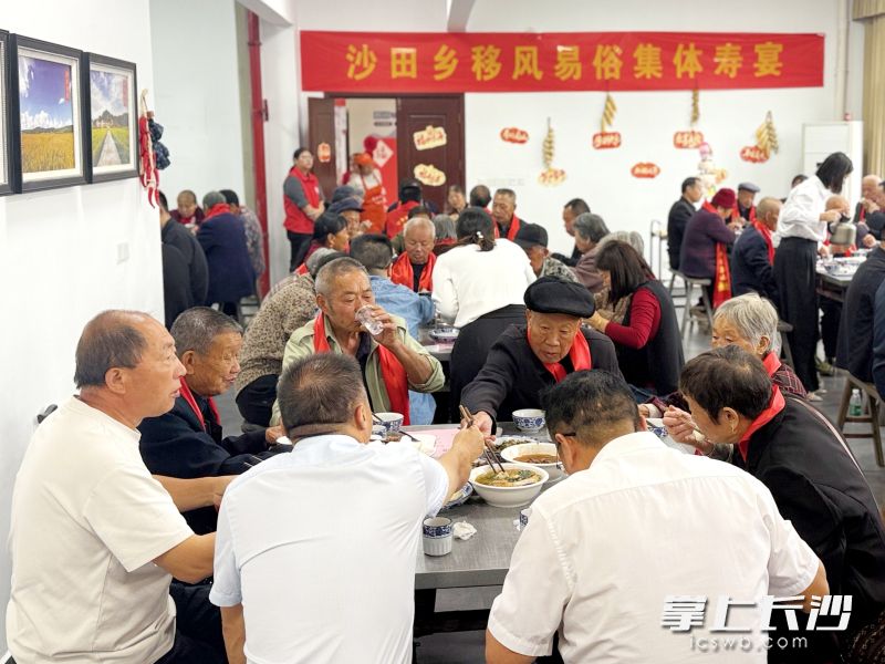 45位老人欢聚一堂,以集体庆生的简朴形式,共同度过了一个热闹温馨的生日。 45位老人欢聚一堂,以集体庆生的简朴形式,共同度过了一个热闹温馨的生日。