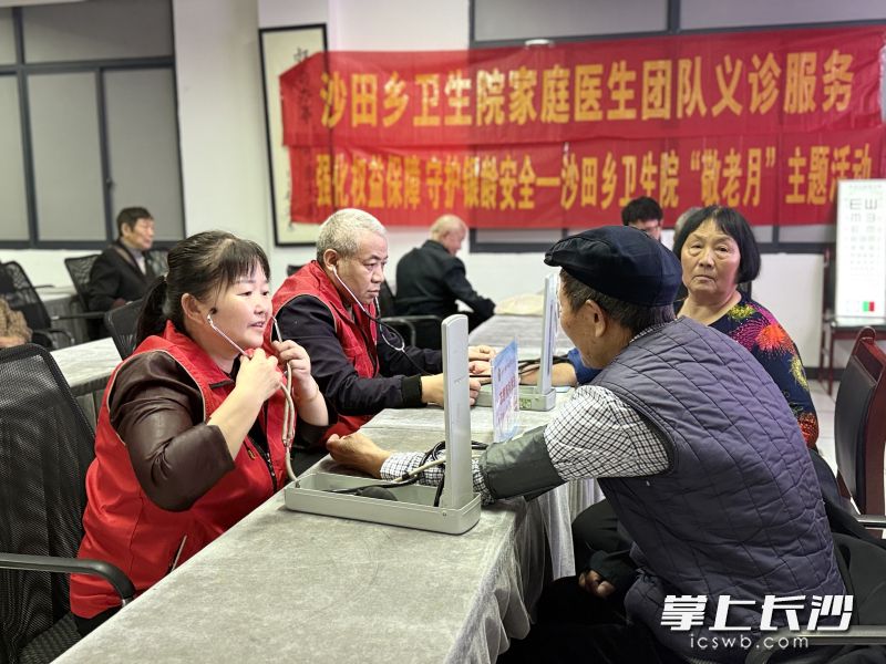 集体庆生活动现场,同步为老人们开展量血压、测血糖爱心义诊。 集体庆生活动现场,同步为老人们开展量血压、测血糖爱心义诊。