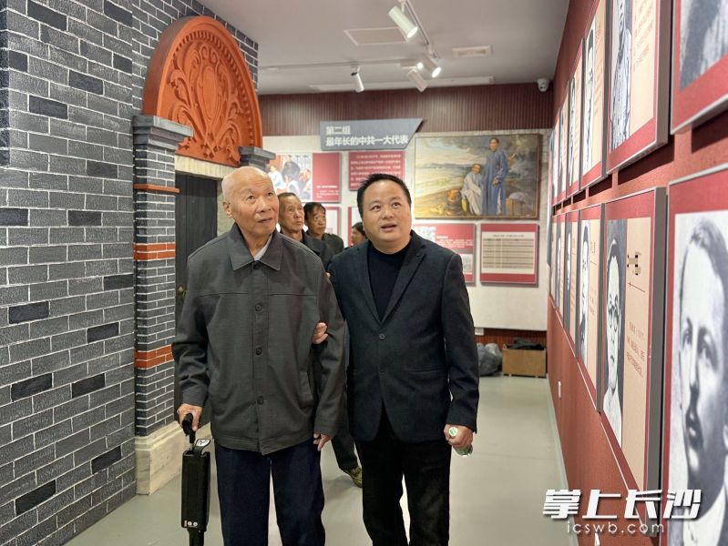 沙田乡工作人员带领寿星及家属参观红色教育展陈区域。 沙田乡工作人员带领寿星及家属参观红色教育展陈区域。