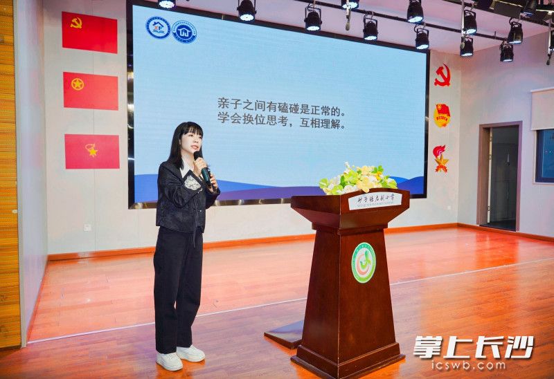 来自雨花区辖区的40组职工家庭相聚于此,在重阳节来临之际,共话家风传承,共育孝廉美德。均为全媒体记者 周游 摄 来自雨花区辖区的40组职工家庭相聚于此,在重阳节来临之际,共话家风传承,共育孝廉美德。均为全媒体记者 周游 摄