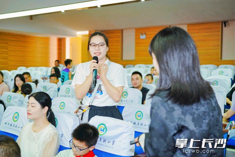 活动现场踊跃发言。 活动现场踊跃发言。