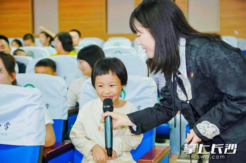 孩子们热情互动发言。 孩子们热情互动发言。