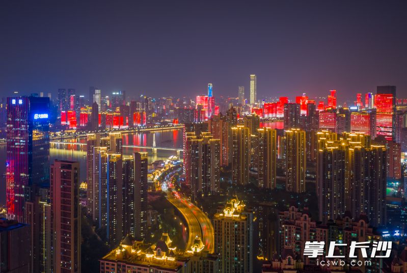 看河东CBD天际线，渔人码头夜市搭配江景，氛围感强。