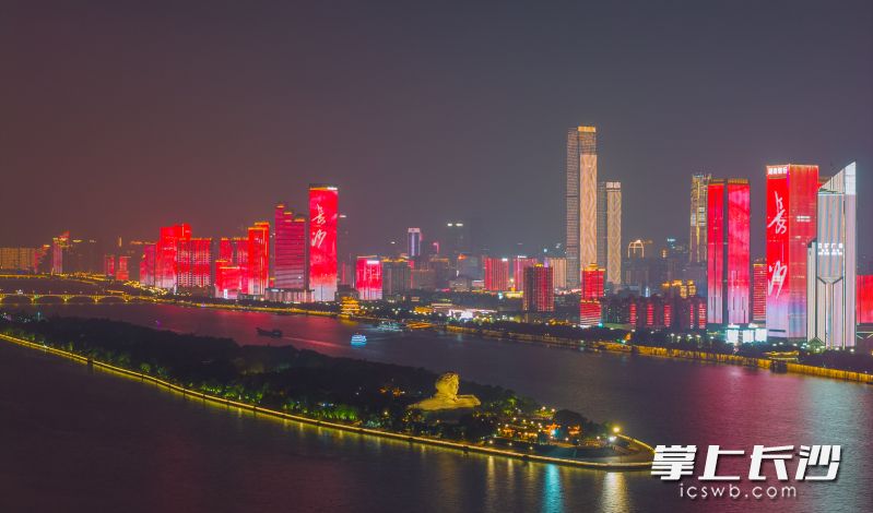 夜幕降临，橘子洲头与湘江东岸的灯光遥相呼应。