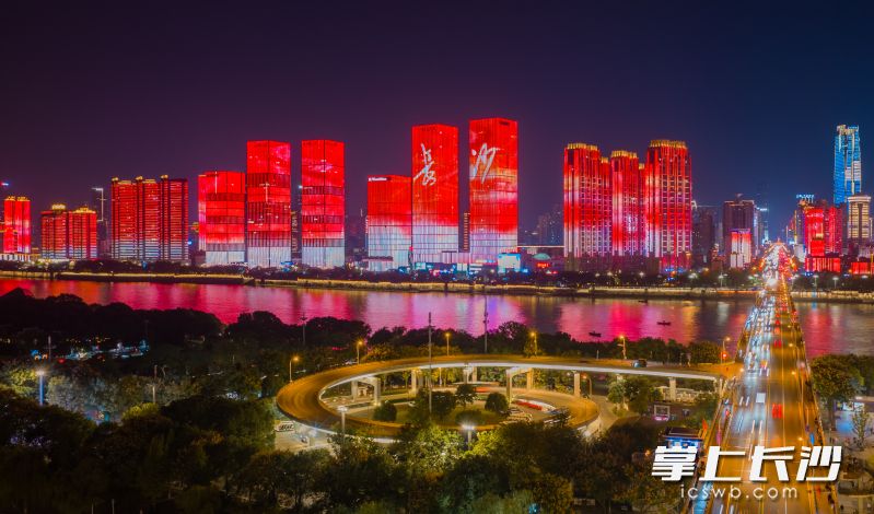 万达广场楼宇灯光秀。