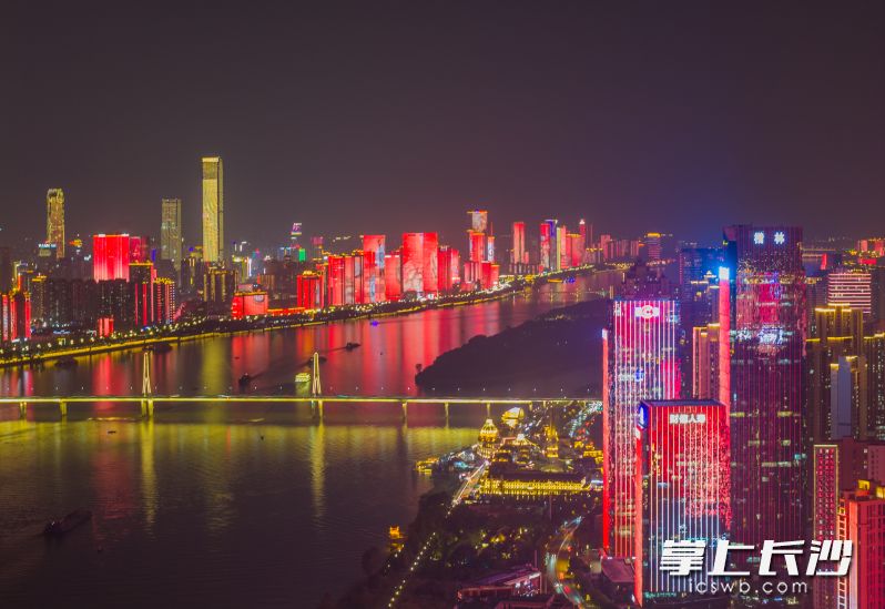 夜晚的长沙楼宇霓虹连绵璀璨。