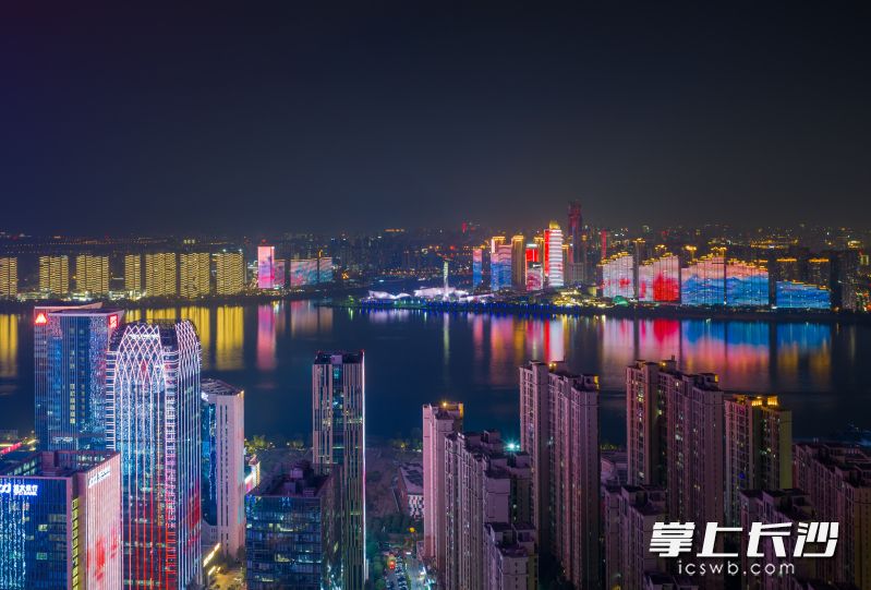 滨江新城的灯光与三馆一厅遥相呼应。