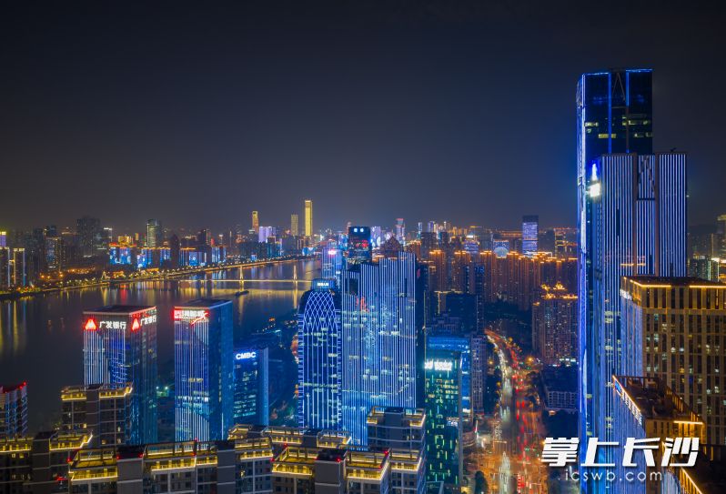 夜晚的滨江金融中心灯光璀璨。