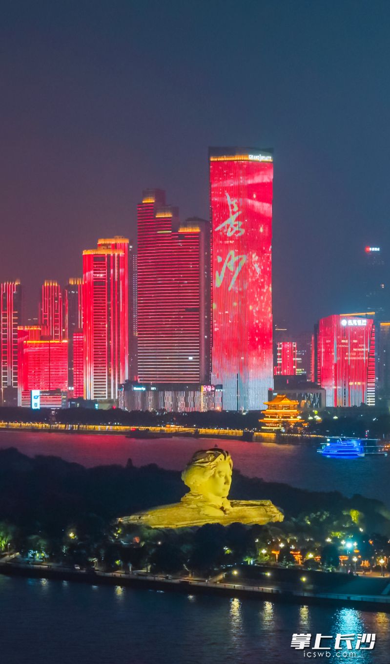 夜幕降临，橘子洲头与湘江东岸的灯光遥相呼应，好一幅山水洲城的夜色画卷。 均为长沙晚报全媒体记者邹麟摄