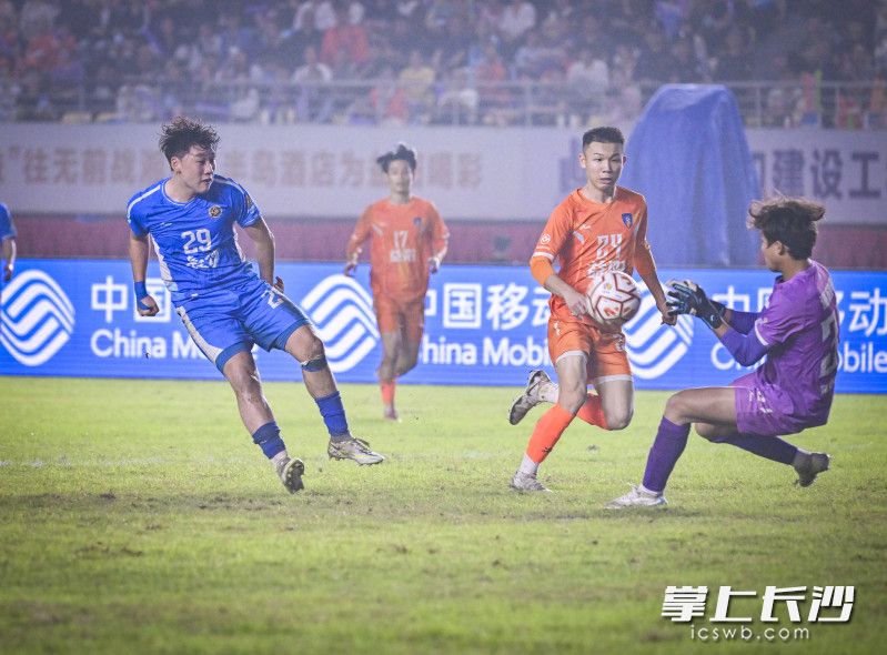 长沙队李悦宁射门被益阳队守门员扑出。 长沙队李悦宁射门被益阳队守门员扑出。