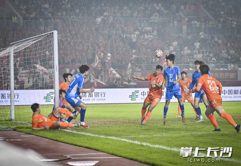 马子宜头球攻门瞬间。 马子宜头球攻门瞬间。