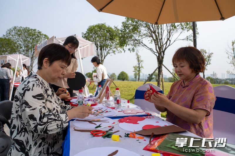 10月16日,长沙贾谊故居管理处联合长沙国王陵考古遗址公园管理处开展重阳敬老主题社教活动。长沙晚报全媒体记者 邓迪 摄 10月16日,长沙贾谊故居管理处联合长沙国王陵考古遗址公园管理处开展重阳敬老主题社教活动。长沙晚报全媒体记者 邓迪 摄