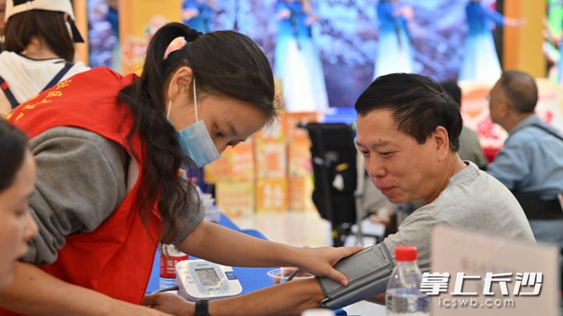 医护志愿者为辖区居民提供义诊服务，送上贴心健康关怀。