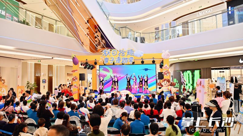 老年居民翩然起舞，尽显昂扬风采。均为湘江早报全媒体记者 罗钟杰 摄