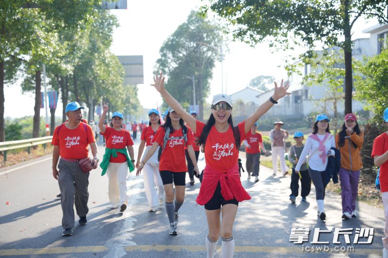 10月17日,“2026千人徒步上沩山”活动在宁乡黄材启程,1000余名徒步爱好者用脚步丈量金秋美景。 均为长沙晚报全媒体记者张禹、通讯员李向摄 10月17日,“2026千人徒步上沩山”活动在宁乡黄材启程,1000余名徒步爱好者用脚步丈量金秋美景。 均为长沙晚报全媒体记者张禹、通讯员李向摄