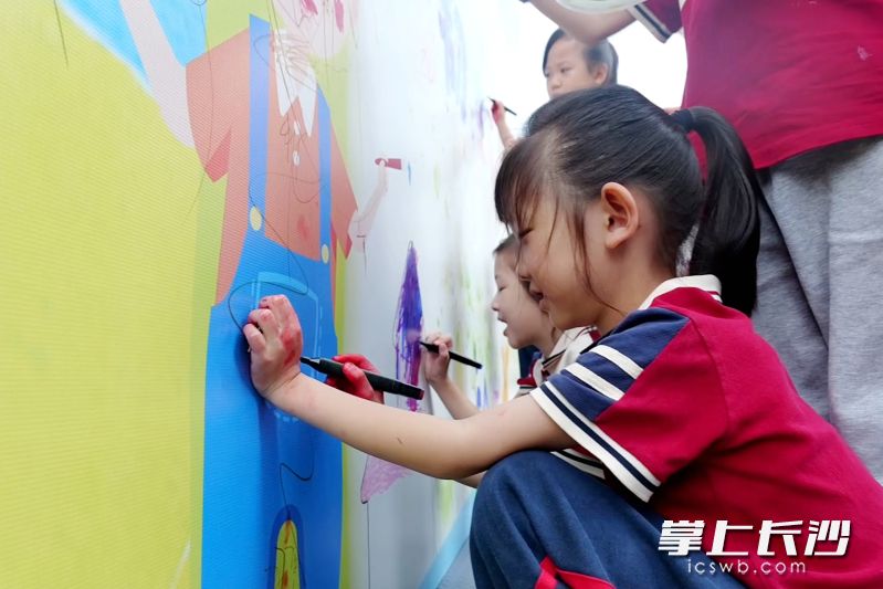 在《我的家园》主题涂鸦区,孩子们尽情涂画,将森林防火、火灾逃生等防灾理念融入画作。 在《我的家园》主题涂鸦区,孩子们尽情涂画,将森林防火、火灾逃生等防灾理念融入画作。