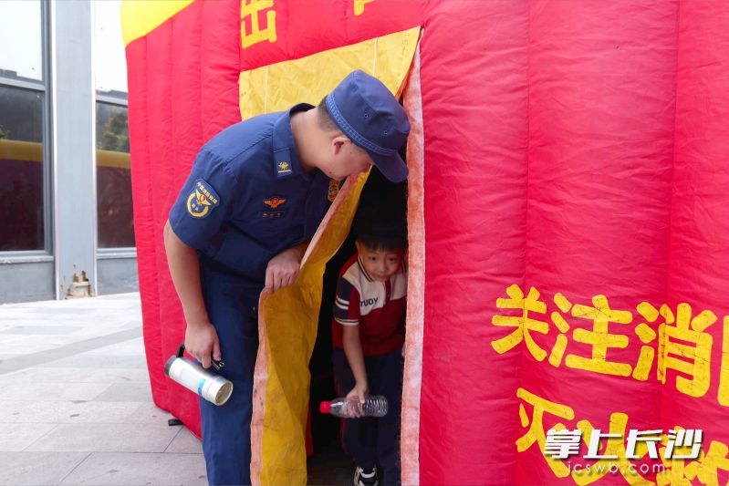 现场居民体验烟雾逃生帐篷。 现场居民体验烟雾逃生帐篷。