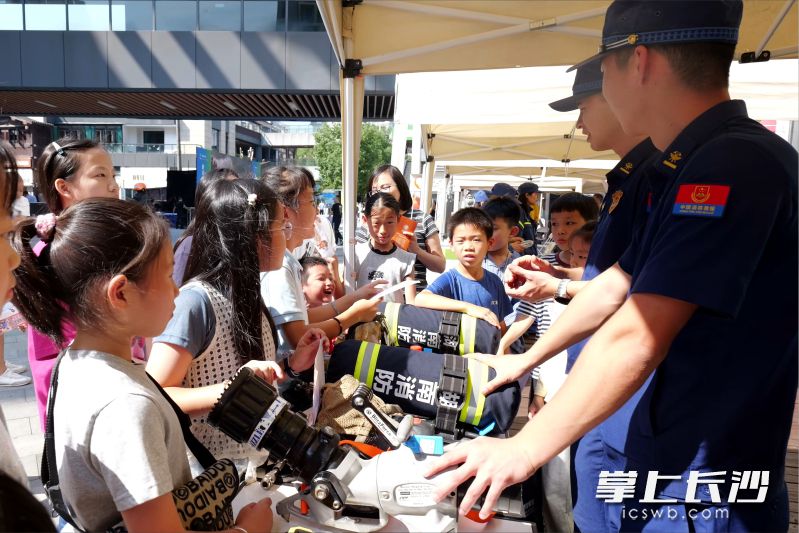 活动现场,各类防灾减灾救灾高精尖装备吸引许多小朋友到展台了解、体验。 活动现场,各类防灾减灾救灾高精尖装备吸引许多小朋友到展台了解、体验。