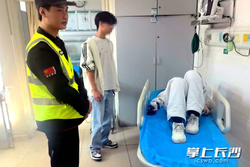 新区城管护送伤者到院,并详细告知其朋友事故经过、伤者情况。 新区城管护送伤者到院,并详细告知其朋友事故经过、伤者情况。
