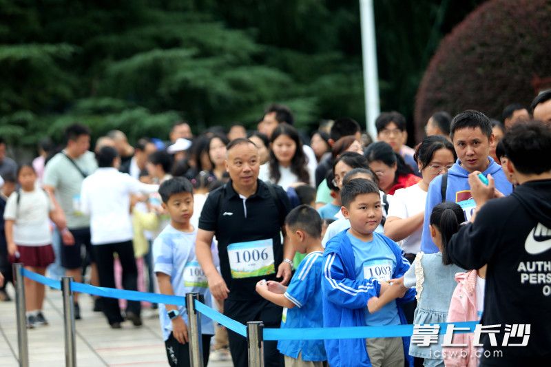 来自全省各地的100余组亲子家庭齐聚现场。 来自全省各地的100余组亲子家庭齐聚现场。
