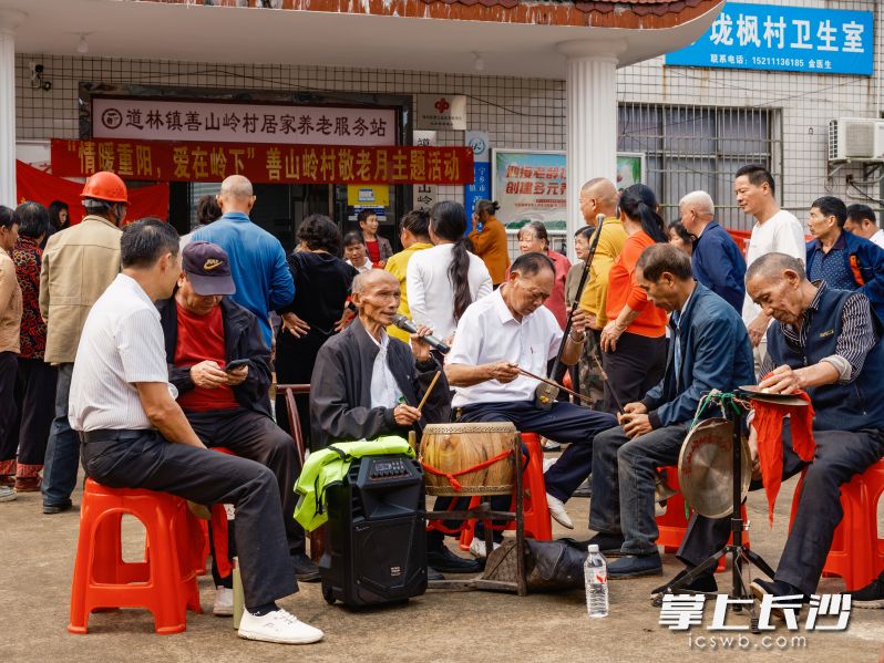 在道林镇善山岭村重阳节活动现场,几位老年人组成了一个小乐队,正在展示传统曲目。长沙晚报全媒体记者 张禹 通讯员 焦湘平 摄影报道 在道林镇善山岭村重阳节活动现场,几位老年人组成了一个小乐队,正在展示传统曲目。长沙晚报全媒体记者 张禹 通讯员 焦湘平 摄影报道