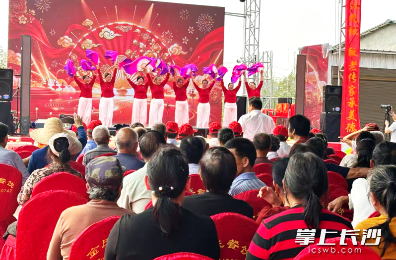 宁乡道林镇靳水村文化广场人头攒动,扇子舞、花鼓戏表演轮番登台。长沙晚报全媒体记者 张禹 通讯员 文珺 摄影报道 宁乡道林镇靳水村文化广场人头攒动,扇子舞、花鼓戏表演轮番登台。长沙晚报全媒体记者 张禹 通讯员 文珺 摄影报道
