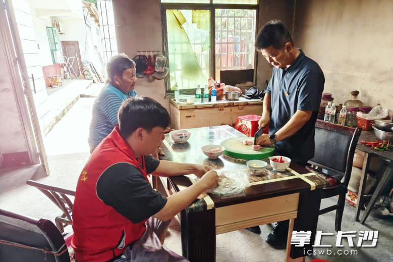 宁乡道林镇河东新村95后村党总支书记童茂(右)创新启用“饭搭子”,他定期走进独居、特困老人家中,用一餐热饭填补老人的情感空缺。长沙晚报全媒体记者 张禹 通讯员 文珺 摄影报道 宁乡道林镇河东新村95后村党总支书记童茂(右)创新启用“饭搭子”,他定期走进独居、特困老人家中,用一餐热饭填补老人的情感空缺。长沙晚报全媒体记者 张禹 通讯员 文珺 摄影报道