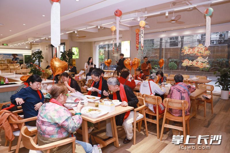 老人们现场用餐。 老人们现场用餐。