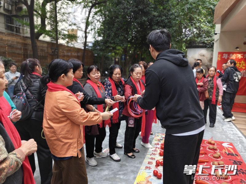 老人们参与套圈活动。 均为长沙晚报全媒体记者 周游 摄 老人们参与套圈活动。 均为长沙晚报全媒体记者 周游 摄