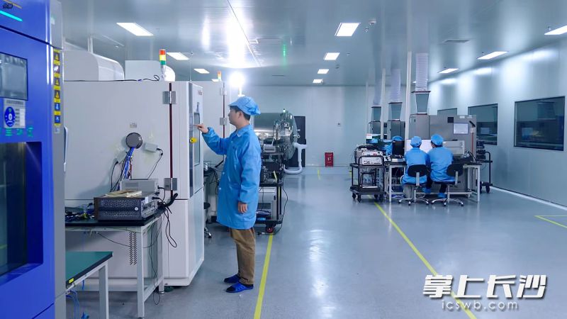 斯北图研发人员正在进行星载产品的可靠性试验。通讯员 赖聪 供图