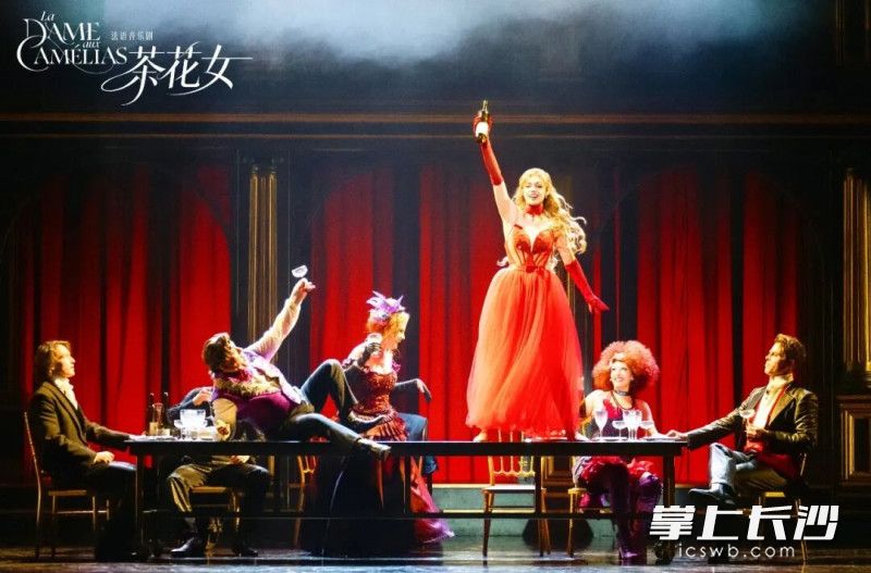 小仲马名著《茶花女》首次以法语音乐剧形式登上舞台。 小仲马名著《茶花女》首次以法语音乐剧形式登上舞台。