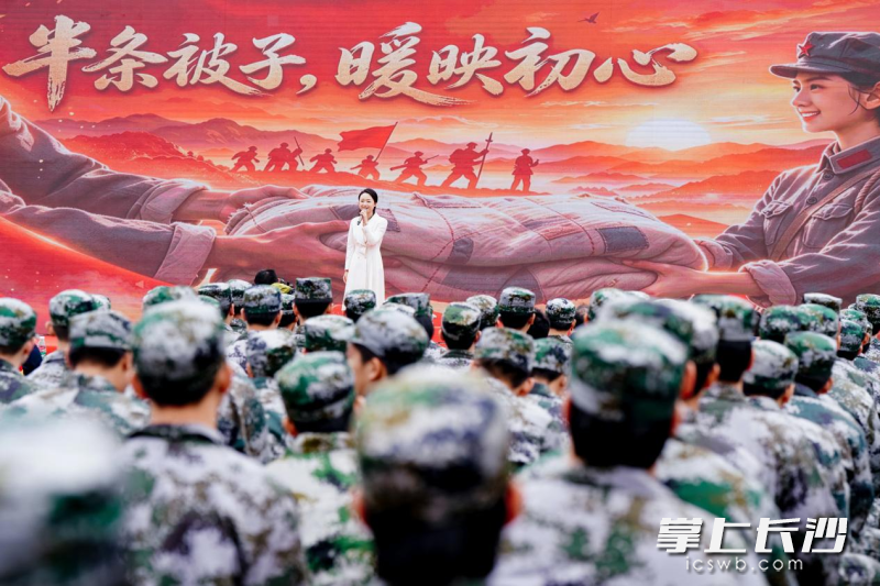 活动现场，望城教师讲述长征故事《半条被子》。